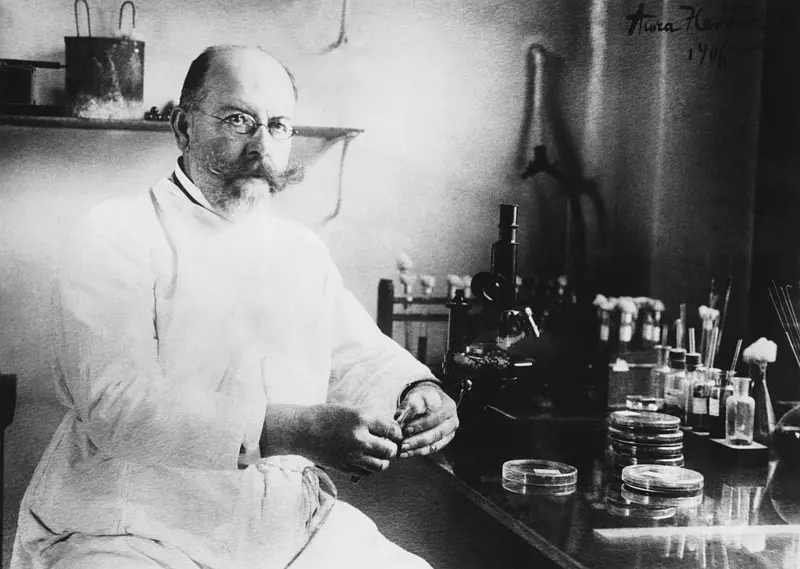 فريدريش لوفلر (1852-1915)، الذي نجح في عزل البكتيريا المسببة للمرض في مختبره بمدينة غريفيسفالد
