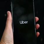 شعار "أوبر" على هاتف محمول