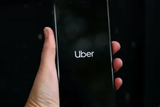 شعار "أوبر" على هاتف محمول