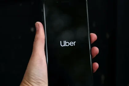 شعار "أوبر" على هاتف محمول