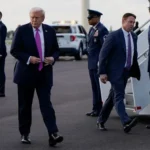 الرئيس الأميركي دونالد ترمب يصل إلى مطار بالم بيتش الدولي في ولاية فلوريدا