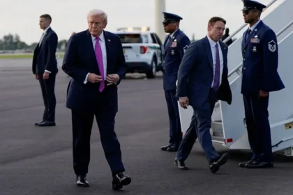 الرئيس الأميركي دونالد ترمب يصل إلى مطار بالم بيتش الدولي في ولاية فلوريدا