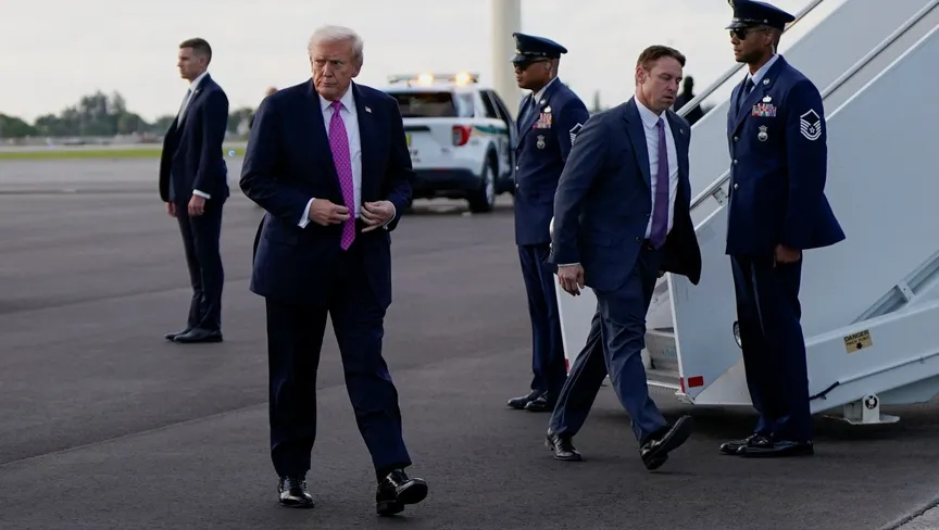 الرئيس الأميركي دونالد ترمب يصل إلى مطار بالم بيتش الدولي في ولاية فلوريدا