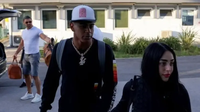 يامال يحذف صورته مع نيكي