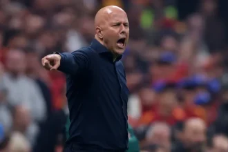 الهولندي أرني سلوت مدرب ليفربول الإنجليزي