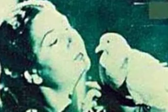 الملصق الدعائي لفيلم "نشيد الأمل" للمخرج أحمد بدرخان - المكتب الإعلامي لمهرجان البحر الأحمر السينمائي