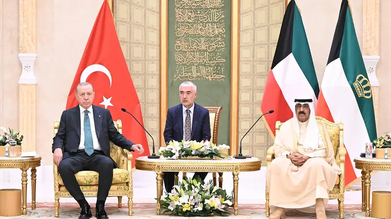 أمير الكويت الشيخ مشعل الأحمد الجابر الصباح والرئيس التركي رجب طيب أردوغان - مصدر الصورة: كونا