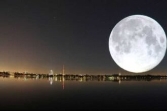 ما هو "القمر البارد"؟ وداع استثنائي لظواهر 2025 الفلكية تستعد سماء العالم العربي، ومعظم أنحاء نصف الكرة الشمالي، لاستقبال آخر ظاهرة "قمر عملاق" لعام 2025، وهو القمر المعروف تقليدياً باسم "القمر البارد" (Cold Moon). يمثل هذا الحدث الفلكي نهاية سلسلة من الظواهر القمرية المذهلة التي زينت سماء العام، ويأتي بالتزامن مع اكتمال بدر شهر جمادى الآخرة لعام 1447 هجري. ماذا يعني "القمر العملاق"؟ يُطلق مصطلح "القمر العملاق" على ظاهرة تحدث عندما يتزامن اكتمال القمر (البدر) مع وصوله إلى أقرب نقطة له من الأرض في مداره، وهي النقطة المعروفة فلكياً باسم "الحضيض القمري". نتيجة لهذا التقارب، يبدو القمر أكبر حجماً بنسبة تصل إلى 14% وأكثر إشراقاً بنسبة 30% مقارنة بأبعد نقطة له في المدار. ويُعد "القمر البارد" أعلى بدر في سماء نصف الكرة الشمالي خلال عام 2025، وهو ما يجعله مشهداً لا يُنسى، خاصةً مع اقتراب موعد الانقلاب الشتوي. 2. لماذا سُمي بـ "القمر البارد"؟ الجذور التاريخية والتسميات تأتي تسمية "القمر البارد" من الثقافات الأمريكية الأصلية والأوروبية القديمة، حيث كان يُطلق هذا الاسم على البدر المكتمل الذي يظهر في شهر ديسمبر، تزامناً مع بداية فصل الشتاء وانخفاض درجات الحرارة. هذه التسمية لا ترتبط بدرجة حرارة القمر نفسه، بل بالطقس البارد الذي يسود الأرض خلال فترة ظهوره. أهمية الظاهرة: • الاقتراب القياسي: سيصل القمر إلى نقطة الحضيض على مسافة تُقدر بنحو 356,846 كيلومتراً من الأرض، وهو ما يفسر حجمه وضياءه الاستثنائيين. • آخر وداع: يمثل هذا القمر العملاق البدر الثاني عشر والأخير في عام 2025، مما يجعله فرصة أخيرة لعشاق الفلك للاستمتاع بهذه الظاهرة قبل حلول العام الجديد. 3. دليل المشاهدة: كيف ومتى تشاهد القمر البارد؟ للاستمتاع بأفضل رؤية لظاهرة "القمر البارد"، لا تحتاج إلى تلسكوب أو معدات فلكية متخصصة، حيث يمكن رؤيته بالعين المجردة بوضوح. نصائح المشاهدة: 1. التوقيت الأمثل: يبدأ القمر في الظهور بشكل واضح مساء يوم الخميس 4 ديسمبر، ويصل إلى ذروة اكتماله وإشراقه في الساعات الأولى من الليل. 2. الموقع: يفضل التوجه إلى مكان بعيد عن أضواء المدن والتلوث الضوئي، حيث تكون السماء أكثر صفاءً. 3. وهم القمر (Moon Illusion): للحصول على أفضل تأثير بصري، حاول مشاهدة القمر عند شروقه أو غروبه، وهو قريب من الأفق. في هذه اللحظة، يبدو القمر أكبر حجماً بشكل ملحوظ بسبب مقارنته بالعناصر الأرضية مثل المباني والأشجار، وهي ظاهرة تُعرف باسم "وهم القمر". 4. كيف تلتقط أفضل صورة للقمر العملاق بهاتفك؟ (دليل HubSpot للتصوير) يواجه الكثيرون صعوبة في تصوير القمر العملاق بالهاتف المحمول، حيث يتحول القمر غالباً إلى "بقعة بيضاء" ساطعة. إليك دليل احترافي لالتقاط صور مذهلة: 1. تجنب التكبير الرقمي (Digital Zoom): التكبير الرقمي يقلل من جودة الصورة. إذا كان هاتفك يحتوي على عدسة تقريب بصري (Optical Zoom)، استخدمها. 2. استخدام وضع "الاحترافي" (Pro Mode): قم بتفعيل الوضع الاحترافي في كاميرا هاتفك للتحكم في الإعدادات يدوياً: • تقليل حساسية الضوء (ISO): اضبطها على أقل قيمة ممكنة (عادة 50 أو 100) لتقليل الضوضاء. • تقليل سرعة الغالق (Shutter Speed): استخدم سرعة غالق عالية (مثل 1/125 ثانية) لتثبيت الصورة. • تقليل التعريض (Exposure Compensation): قم بتقليل قيمة التعريض (EV) بشكل كبير لكي لا يتحول القمر إلى بقعة بيضاء. 3. التصوير عند الشفق: وفقاً لوكالة ناسا، يُعد وقت الشفق (بعد الغروب مباشرة) خياراً مثالياً. في هذا الوقت، لا تزال السماء مضاءة قليلاً، مما يقلل من التباين الكبير في الإضاءة بين القمر والسماء، ويساعد الهاتف على التقاط التفاصيل. 4. استخدام حامل ثلاثي (Tripod): للحصول على صورة حادة وواضحة، يجب تثبيت الهاتف تماماً لتجنب أي اهتزاز. 5. تداعيات الظاهرة: ما وراء الجمال البصري على الرغم من الجمال البصري للظاهرة، يؤكد الفلكيون أن القمر العملاق لا يسبب أي كوارث طبيعية أو زلازل. التأثير الوحيد الملحوظ هو زيادة طفيفة في ظاهرة المد والجزر، والتي تكون ضمن المعدلات الطبيعية. خلاصة القول: يمثل "القمر البارد" خاتمة رائعة للظواهر الفلكية لعام 2025. إنها فرصة للتأمل في عظمة الكون، وتطبيق مهارات التصوير الفوتوغرافي. لا تفوتوا فرصة وداع هذا العام بليلة مضيئة تحت سماء ديسمبر الباردة.