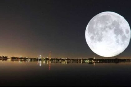 ما هو "القمر البارد"؟ وداع استثنائي لظواهر 2025 الفلكية تستعد سماء العالم العربي، ومعظم أنحاء نصف الكرة الشمالي، لاستقبال آخر ظاهرة "قمر عملاق" لعام 2025، وهو القمر المعروف تقليدياً باسم "القمر البارد" (Cold Moon). يمثل هذا الحدث الفلكي نهاية سلسلة من الظواهر القمرية المذهلة التي زينت سماء العام، ويأتي بالتزامن مع اكتمال بدر شهر جمادى الآخرة لعام 1447 هجري. ماذا يعني "القمر العملاق"؟ يُطلق مصطلح "القمر العملاق" على ظاهرة تحدث عندما يتزامن اكتمال القمر (البدر) مع وصوله إلى أقرب نقطة له من الأرض في مداره، وهي النقطة المعروفة فلكياً باسم "الحضيض القمري". نتيجة لهذا التقارب، يبدو القمر أكبر حجماً بنسبة تصل إلى 14% وأكثر إشراقاً بنسبة 30% مقارنة بأبعد نقطة له في المدار. ويُعد "القمر البارد" أعلى بدر في سماء نصف الكرة الشمالي خلال عام 2025، وهو ما يجعله مشهداً لا يُنسى، خاصةً مع اقتراب موعد الانقلاب الشتوي. 2. لماذا سُمي بـ "القمر البارد"؟ الجذور التاريخية والتسميات تأتي تسمية "القمر البارد" من الثقافات الأمريكية الأصلية والأوروبية القديمة، حيث كان يُطلق هذا الاسم على البدر المكتمل الذي يظهر في شهر ديسمبر، تزامناً مع بداية فصل الشتاء وانخفاض درجات الحرارة. هذه التسمية لا ترتبط بدرجة حرارة القمر نفسه، بل بالطقس البارد الذي يسود الأرض خلال فترة ظهوره. أهمية الظاهرة: • الاقتراب القياسي: سيصل القمر إلى نقطة الحضيض على مسافة تُقدر بنحو 356,846 كيلومتراً من الأرض، وهو ما يفسر حجمه وضياءه الاستثنائيين. • آخر وداع: يمثل هذا القمر العملاق البدر الثاني عشر والأخير في عام 2025، مما يجعله فرصة أخيرة لعشاق الفلك للاستمتاع بهذه الظاهرة قبل حلول العام الجديد. 3. دليل المشاهدة: كيف ومتى تشاهد القمر البارد؟ للاستمتاع بأفضل رؤية لظاهرة "القمر البارد"، لا تحتاج إلى تلسكوب أو معدات فلكية متخصصة، حيث يمكن رؤيته بالعين المجردة بوضوح. نصائح المشاهدة: 1. التوقيت الأمثل: يبدأ القمر في الظهور بشكل واضح مساء يوم الخميس 4 ديسمبر، ويصل إلى ذروة اكتماله وإشراقه في الساعات الأولى من الليل. 2. الموقع: يفضل التوجه إلى مكان بعيد عن أضواء المدن والتلوث الضوئي، حيث تكون السماء أكثر صفاءً. 3. وهم القمر (Moon Illusion): للحصول على أفضل تأثير بصري، حاول مشاهدة القمر عند شروقه أو غروبه، وهو قريب من الأفق. في هذه اللحظة، يبدو القمر أكبر حجماً بشكل ملحوظ بسبب مقارنته بالعناصر الأرضية مثل المباني والأشجار، وهي ظاهرة تُعرف باسم "وهم القمر". 4. كيف تلتقط أفضل صورة للقمر العملاق بهاتفك؟ (دليل HubSpot للتصوير) يواجه الكثيرون صعوبة في تصوير القمر العملاق بالهاتف المحمول، حيث يتحول القمر غالباً إلى "بقعة بيضاء" ساطعة. إليك دليل احترافي لالتقاط صور مذهلة: 1. تجنب التكبير الرقمي (Digital Zoom): التكبير الرقمي يقلل من جودة الصورة. إذا كان هاتفك يحتوي على عدسة تقريب بصري (Optical Zoom)، استخدمها. 2. استخدام وضع "الاحترافي" (Pro Mode): قم بتفعيل الوضع الاحترافي في كاميرا هاتفك للتحكم في الإعدادات يدوياً: • تقليل حساسية الضوء (ISO): اضبطها على أقل قيمة ممكنة (عادة 50 أو 100) لتقليل الضوضاء. • تقليل سرعة الغالق (Shutter Speed): استخدم سرعة غالق عالية (مثل 1/125 ثانية) لتثبيت الصورة. • تقليل التعريض (Exposure Compensation): قم بتقليل قيمة التعريض (EV) بشكل كبير لكي لا يتحول القمر إلى بقعة بيضاء. 3. التصوير عند الشفق: وفقاً لوكالة ناسا، يُعد وقت الشفق (بعد الغروب مباشرة) خياراً مثالياً. في هذا الوقت، لا تزال السماء مضاءة قليلاً، مما يقلل من التباين الكبير في الإضاءة بين القمر والسماء، ويساعد الهاتف على التقاط التفاصيل. 4. استخدام حامل ثلاثي (Tripod): للحصول على صورة حادة وواضحة، يجب تثبيت الهاتف تماماً لتجنب أي اهتزاز. 5. تداعيات الظاهرة: ما وراء الجمال البصري على الرغم من الجمال البصري للظاهرة، يؤكد الفلكيون أن القمر العملاق لا يسبب أي كوارث طبيعية أو زلازل. التأثير الوحيد الملحوظ هو زيادة طفيفة في ظاهرة المد والجزر، والتي تكون ضمن المعدلات الطبيعية. خلاصة القول: يمثل "القمر البارد" خاتمة رائعة للظواهر الفلكية لعام 2025. إنها فرصة للتأمل في عظمة الكون، وتطبيق مهارات التصوير الفوتوغرافي. لا تفوتوا فرصة وداع هذا العام بليلة مضيئة تحت سماء ديسمبر الباردة.