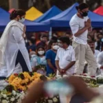 معمّرة تعود للحياة أثناء تشييعها