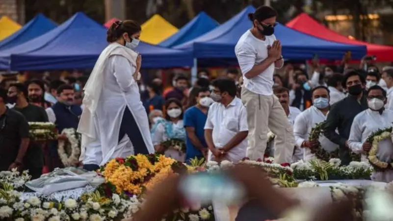 معمّرة تعود للحياة أثناء تشييعها