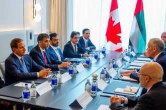الدكتور ثاني بن أحمد الزيودي، وزير التجارة الخارجية، مارك كارني، رئيس وزراء كندا، على هامش فعاليات "قمة كندا للاستثمار 2026"