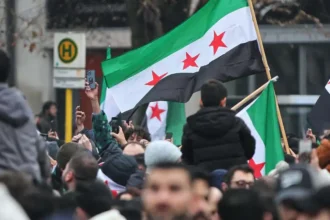 لاجئون سوريون في ألمانيا يرفعون العلم السوري