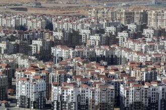 بنايات سكنية في العاصمة الإدارية الجديدة شرق القاهرة، مصر (صورة ملتقطة في 8 مارس 2021) - المصدر: بلومبرغ