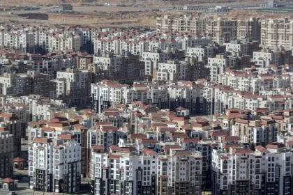 بنايات سكنية في العاصمة الإدارية الجديدة شرق القاهرة، مصر (صورة ملتقطة في 8 مارس 2021) - المصدر: بلومبرغ