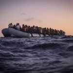 صورة تعبيرية لمهاجرين عبر قارب صغير