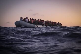 صورة تعبيرية لمهاجرين عبر قارب صغير