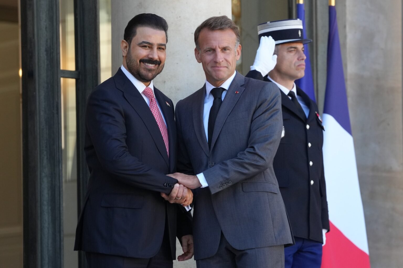 الرئيس الفرنسي إيمانويل ماكرون ورئيس الوزراء العراقي علي الزيدي