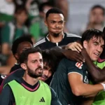 كارلوس إسبي يحتفل مع لاعبي ريال مدريد بعد هدف الفوز ضد إلتشي - 15 سبتمبر 2026 - Reuters