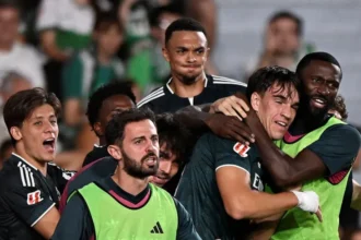 كارلوس إسبي يحتفل مع لاعبي ريال مدريد بعد هدف الفوز ضد إلتشي - 15 سبتمبر 2026 - Reuters