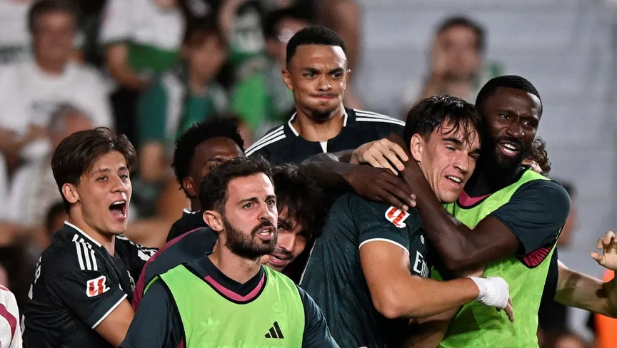 كارلوس إسبي يحتفل مع لاعبي ريال مدريد بعد هدف الفوز ضد إلتشي - 15 سبتمبر 2026 - Reuters