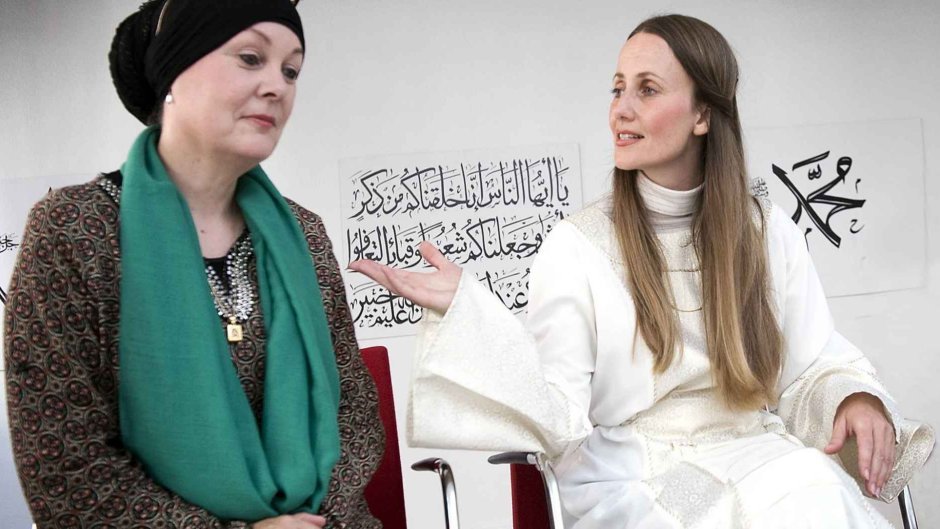 صالحة ماري فتاح وشيرين خانكان في افتتاح مسجد مريم