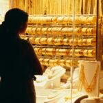 سيدة تنظر إلى معروضات ذهبية