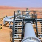 صورة تعبيرية لأنابيب النفط في وسط الصحراء