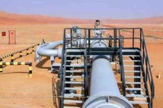 صورة تعبيرية لأنابيب النفط في وسط الصحراء