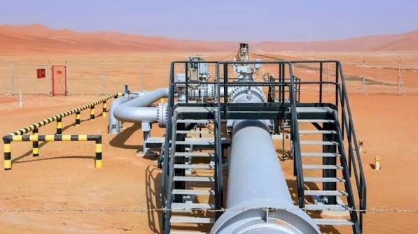 صورة تعبيرية لأنابيب النفط في وسط الصحراء