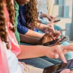 صورة تعبيرية لاستخدام الأطفال للموبايل