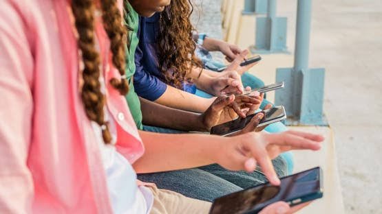 صورة تعبيرية لاستخدام الأطفال للموبايل
