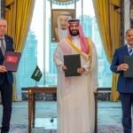 من اليسار، الرئيس التركي رجب طيب أردوغان، وولي العهد السعودي الأمير محمد بن سلمان، ورئيس الوزراء الباكستاني شهباز شريف، يلتقطون صورة بعد توقيع اتفاقية دفاعية ثلاثية في مكة