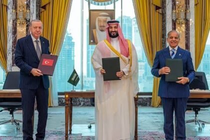 من اليسار، الرئيس التركي رجب طيب أردوغان، وولي العهد السعودي الأمير محمد بن سلمان، ورئيس الوزراء الباكستاني شهباز شريف، يلتقطون صورة بعد توقيع اتفاقية دفاعية ثلاثية في مكة