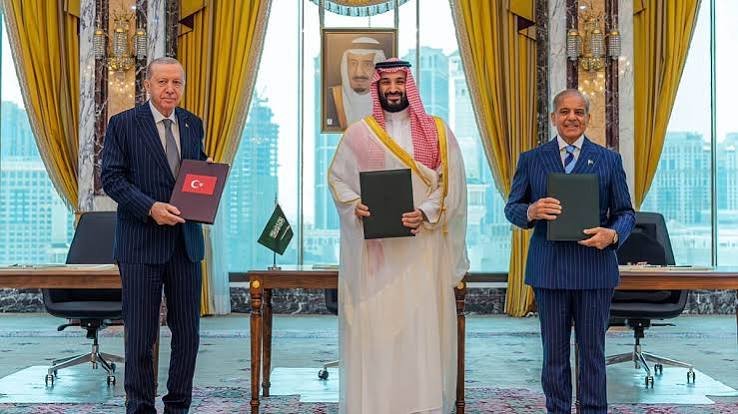 من اليسار، الرئيس التركي رجب طيب أردوغان، وولي العهد السعودي الأمير محمد بن سلمان، ورئيس الوزراء الباكستاني شهباز شريف، يلتقطون صورة بعد توقيع اتفاقية دفاعية ثلاثية في مكة