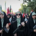 نساء ايرانيات يحملن السلاح