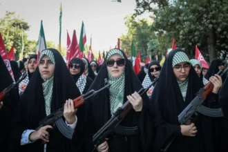 نساء ايرانيات يحملن السلاح
